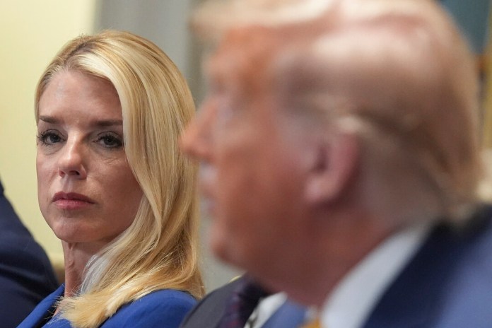La purga dentro Departamento de Justicia contra quienes investigaron a Donald Trump, continúa. 20 agentes fueron despedidos. Foto AP.