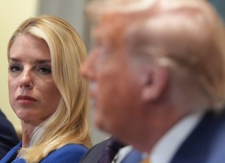 La purga dentro Departamento de Justicia contra quienes investigaron a Donald Trump, continúa. 20 agentes fueron despedidos. Foto AP.