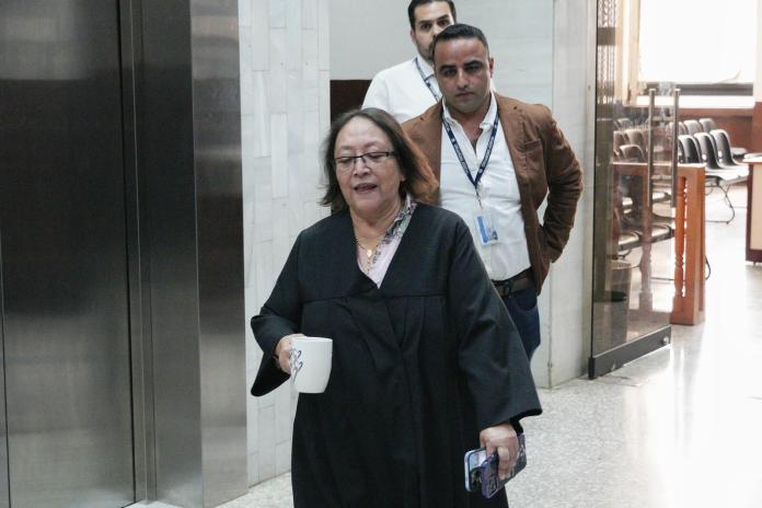 La jueza Abelina Cruz Toscano previo a entrar a la audiencia de primera declaración de dos sospechosos de la muerte de Claudina Velásquez Paiz, el pasado 7 de julio. Foto: La Hora / Daniel Ramírez.