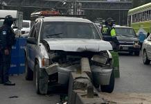 Fallece conductor al chocar contra separador en autovía Mixco-San Juan, zona 7. Foto La Hora: Daniel Ramírez.