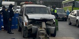 Fallece conductor al chocar contra separador en autovía Mixco-San Juan, zona 7. Foto La Hora: Daniel Ramírez.