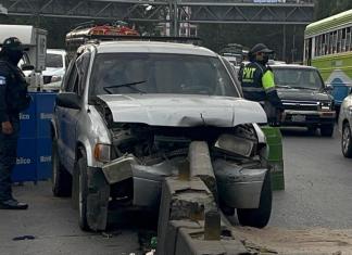 Fallece conductor al chocar contra separador en autovía Mixco-San Juan, zona 7. Foto La Hora: Daniel Ramírez.