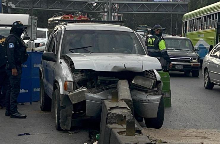 Fallece conductor al chocar contra separador en autovía Mixco-San Juan, zona 7. Foto La Hora: Daniel Ramírez.