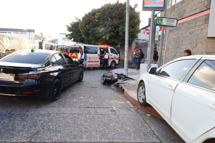 Accidente de tránsito en zona 9. Foto La Hora: Bomberos Voluntarios