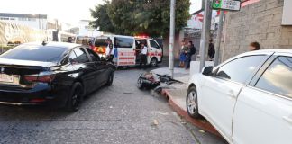 Accidente de tránsito deja a dos personas heridas y dificulta el paso vehicular en la zona 9 Accidente de tránsito en zona 9. Foto La Hora: Bomberos Voluntarios