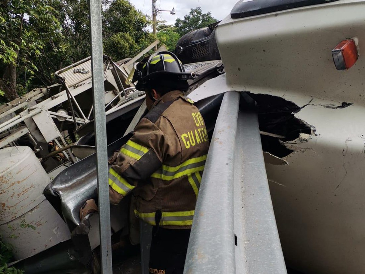 Camión vuelca en ruta a El Salvador y deja una persona fallecida