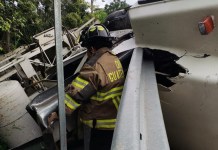 Camión vuelca en ruta a El Salvador y deja una persona fallecida . Foto La Hora: Bomberos Voluntarios.