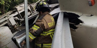 Camión vuelca en ruta a El Salvador y deja una persona fallecida . Foto La Hora: Bomberos Voluntarios.