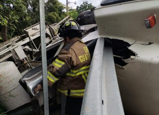 Camión vuelca en ruta a El Salvador y deja una persona fallecida . Foto La Hora: Bomberos Voluntarios.