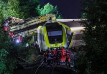 Equipos de emergencia trabajan en el lugar del accidente de un tren de pasajeros este domingo, en Riedlingen. Foto La Hora: EFE.