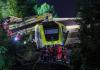 Equipos de emergencia trabajan en el lugar del accidente de un tren de pasajeros este domingo, en Riedlingen. Foto La Hora: EFE.