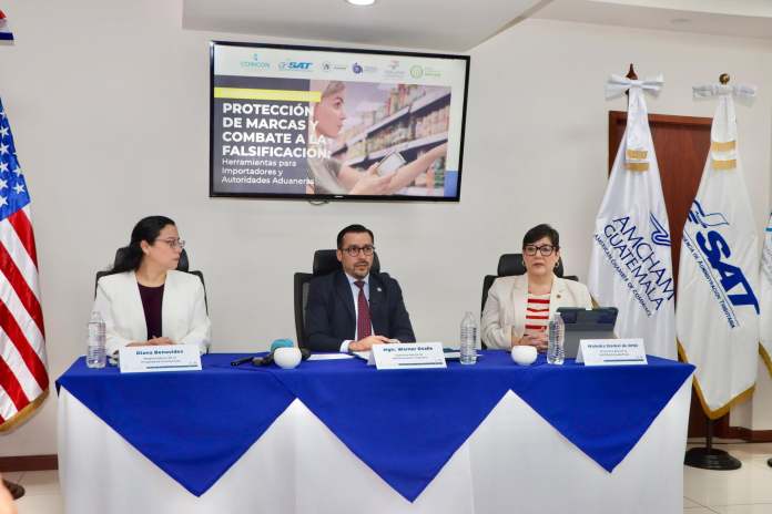 Amcham y SAT conferencia