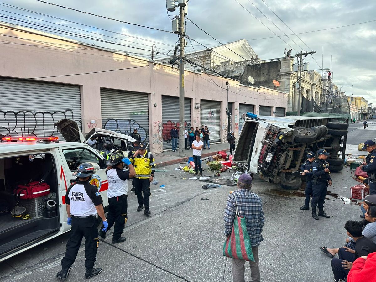 Anuncian cierre vial frente a Congreso luego de una colisión entre camioneta y camión