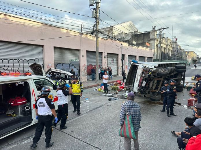 Anuncian cierre vial frente a Congreso luego de una colisión entre camioneta y camión