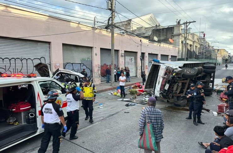 Anuncian cierre vial frente a Congreso luego de una colisión entre camioneta y camión