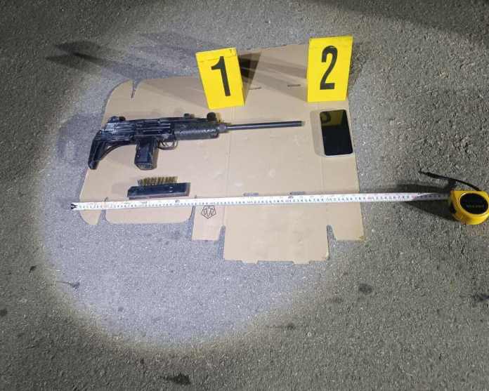 Subametralladora Uzi incautada a los detenidos supuestamente utilizada para robar pick-up. Foto La Hora: PNC