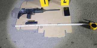 Capturan a miembros de «Los Murcia» tras robar vehículo a mano armada Subametralladora Uzi incautada a los detenidos supuestamente utilizada para robar pick-up. Foto La Hora: PNC