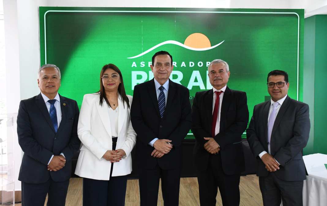 Representantes de Aseguradora Rural en presentación de 