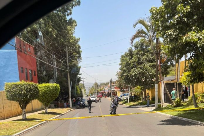 Calle con dirección a San Marino cerrada por ataque armado en zona 8 de Mixco. Foto La Hora: Cortesía
