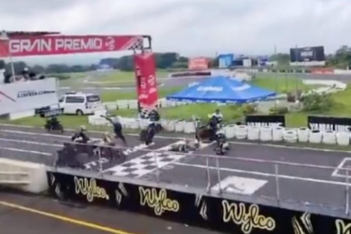 Piloto de motocicleta protagoniza múltiple accidente durante competición en autódromo Los Volcanes.