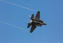 Avión de combate de EE.UU. se estrella en California; piloto sobrevive al accidente Avión California