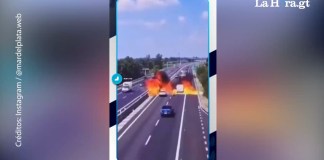 Avioneta se desploma sobre autopista en Italia y deja dos fallecidos. Foto La Hora: captura.