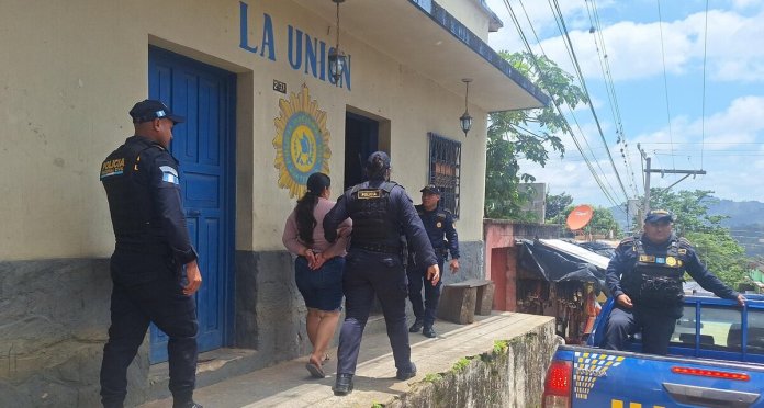 PNC captura a supuesta líder de los “Venados Filosos” vinculada al asesinato de joven en Zacapa. Foto La Hora: PNC.