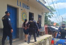 PNC captura a supuesta líder de los “Venados Filosos” vinculada al asesinato de joven en Zacapa. Foto La Hora: PNC.