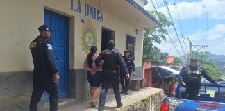PNC captura a supuesta líder de los “Venados Filosos” vinculada al asesinato de joven en Zacapa. Foto La Hora: PNC.
