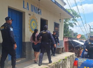 PNC captura a supuesta líder de los “Venados Filosos” vinculada al asesinato de joven en Zacapa. Foto La Hora: PNC.