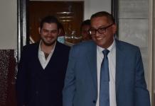 Jorge Baldizón, hijo de Manuel Baldizón y su abogado, Saúl Zenteno, se presentarón al juzgado para solicitar la devolución del edificio vinculado a su padre. Foto La Hora: Daniel Ramírez