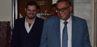 Jorge Baldizón, hijo de Manuel Baldizón y su abogado, Saúl Zenteno, se presentarón al juzgado para solicitar la devolución del edificio vinculado a su padre. Foto La Hora: Daniel Ramírez
