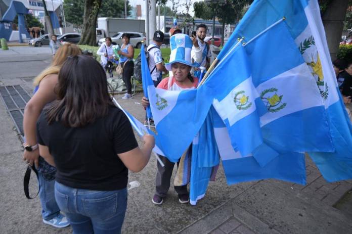 Persona vende banderas de Guatemala. Foto La Hora / Fabricio Alonzo