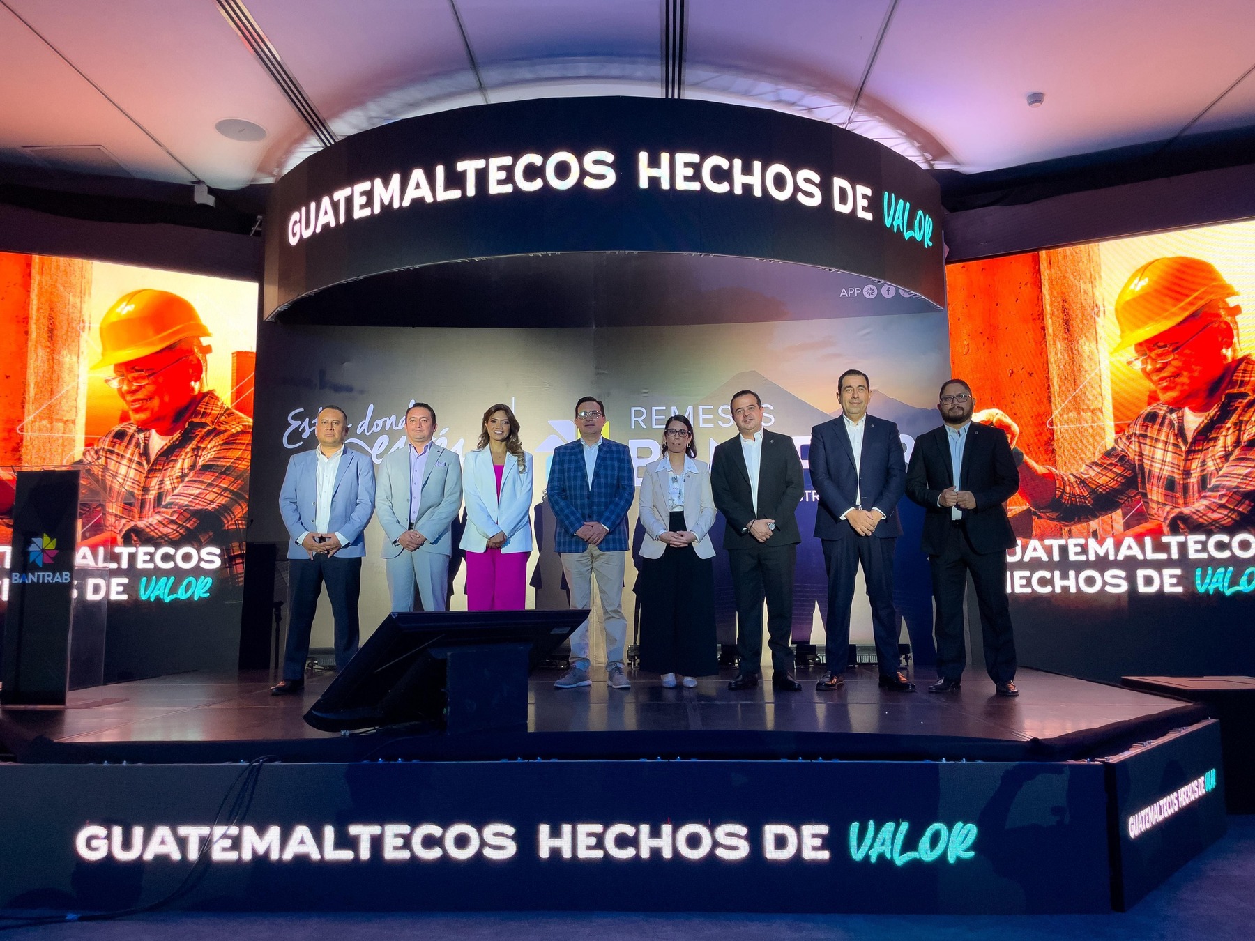 Miembros de Junta Directiva y representantes Bantrab en el lanzamiento del programa: Guatemaltecos Hechos de Valor. Foto: La Hora/ Víctor García.