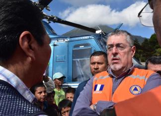 Bernardo Arévalo y Ejército de Guatemala realizan sobrevuelo en áreas afectadas por los sismos