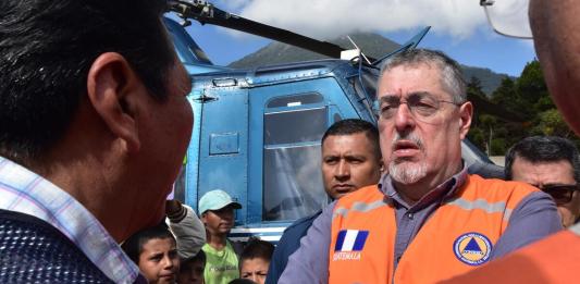 Bernardo Arévalo y Ejército de Guatemala realizan sobrevuelo en áreas afectadas por los sismos