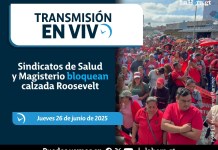 En vivo: Sindicatos de Salud y Magisterio bloquean calzada Roosevelt. Foto La Hora: Daniel Ramírez.