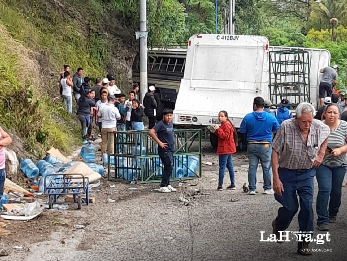 Triple colisión en Amatitlán deja un fallecido y personas heridas. Foto La Hora: Bomberos Departamentales.