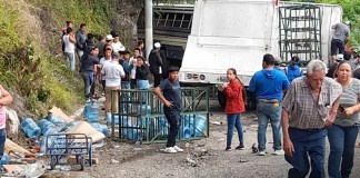 Triple colisión en Amatitlán deja un fallecido y personas heridas. Foto La Hora: Bomberos Departamentales.
