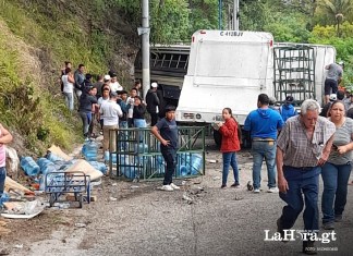 Triple colisión en Amatitlán deja un fallecido y personas heridas. Foto La Hora: Bomberos Departamentales.