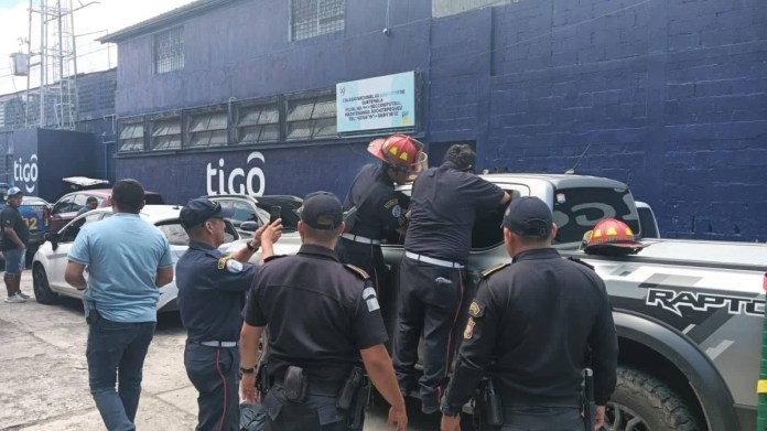 Menor rescatado tras ser dejado en vehículo en Suchitepéquez. Foto La Hora: Bomberos Departamentales.