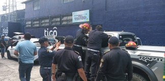 Menor rescatado tras ser dejado en vehículo en Suchitepéquez. Foto La Hora: Bomberos Departamentales.