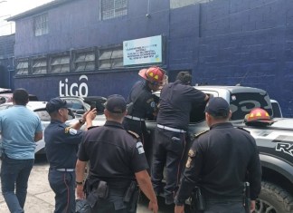Menor rescatado tras ser dejado en vehículo en Suchitepéquez. Foto La Hora: Bomberos Departamentales.