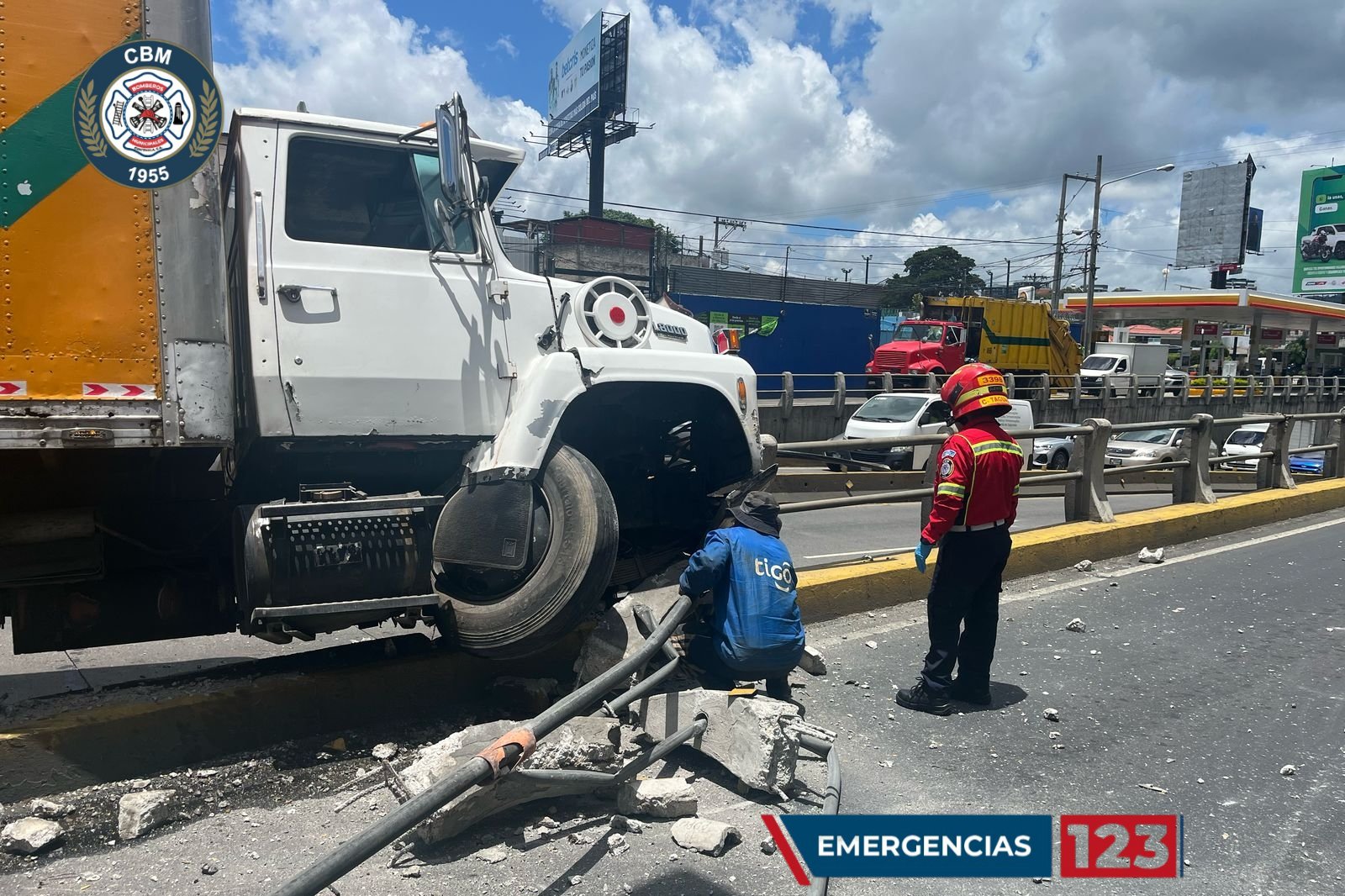 Camión recolector de basura pierde el control y se estrella en paso a desnivel en zona 1