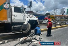 Camión recolector de basura pierde el control y se estrella en paso a desnivel en zona 10