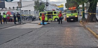 Adulto mayor fallece atropellado en la zona 9 de la ciudad capital Adulto mayor fallece atropellado en zona 9 de la Ciudad Capital. Foto La Hora: Bomberos Voluntarios.