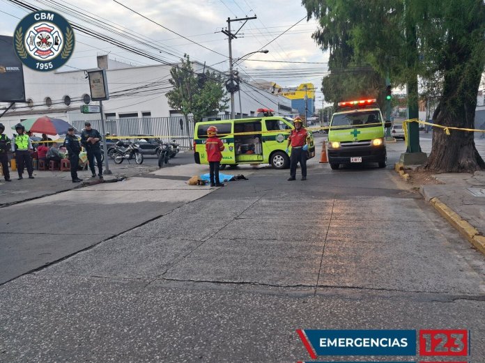 Bomberos Municipales adulto mayor fallece Adulto mayor fallece atropellado en zona 9 de la Ciudad Capital. Foto La Hora: Bomberos Voluntarios.