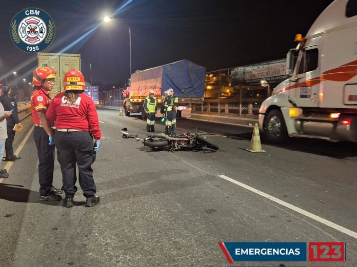 Accidente de tránsito en el puente El Incienso deja una persona fallecida. Foto La Hora: Bomberos Municipales.