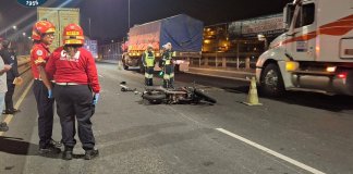 Accidente de tránsito en el puente El Incienso deja una persona fallecida Accidente de tránsito en el puente El Incienso deja una persona fallecida. Foto La Hora: Bomberos Municipales.