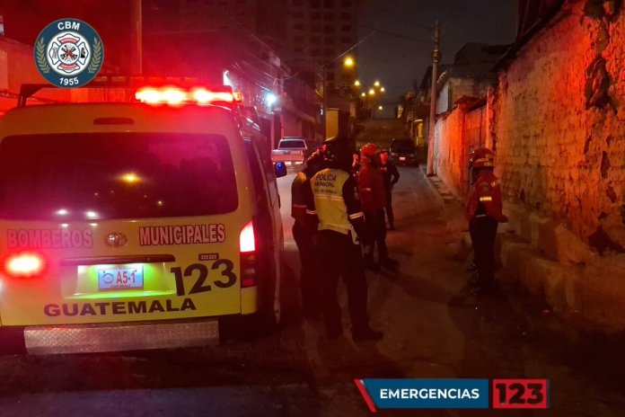 Hallan cuerpo sin vida en tragante de aguas residuales en la zona 8. Foto La Hora: Bomberos Municipales..